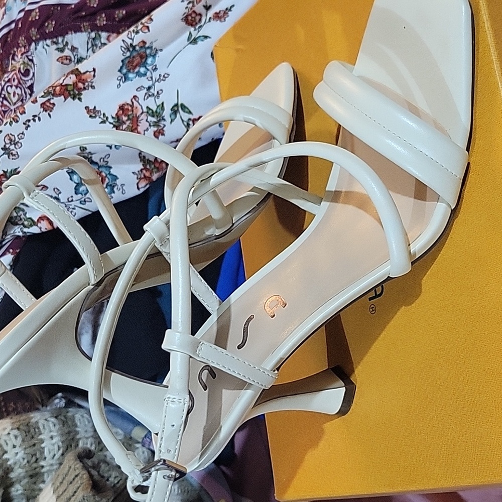 UNISA STRAPPY HEEL